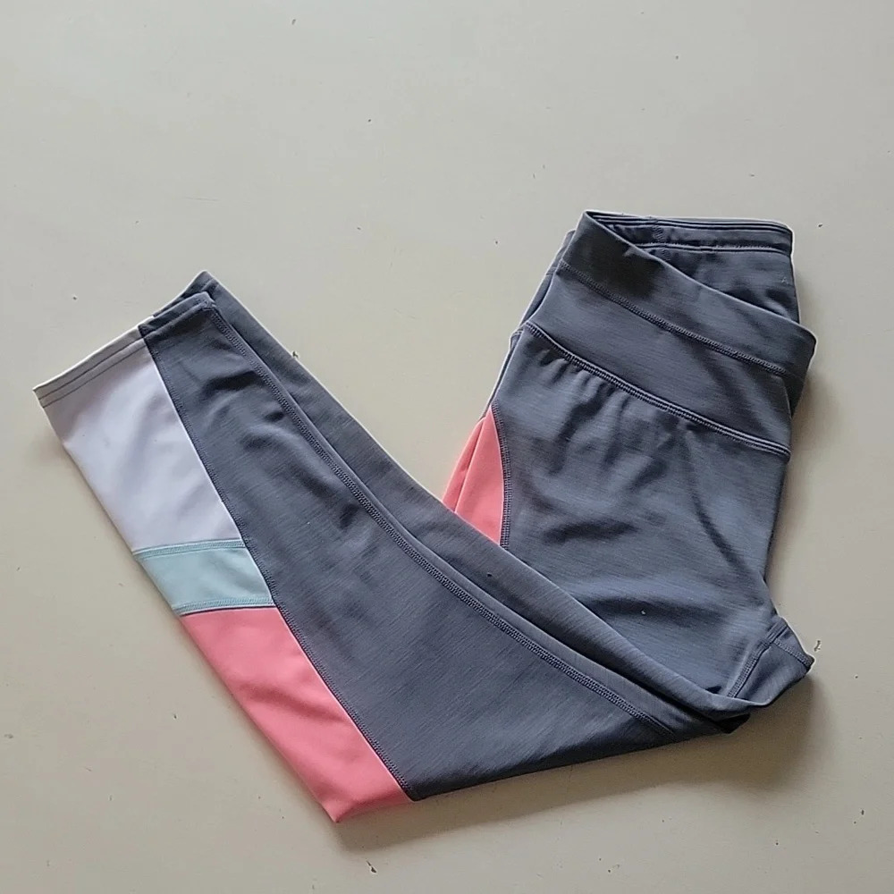 NEW LIKE - ATHLETA CAPRI LEGGINGS CHATURANGA STYLE (sz sm)
